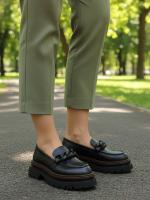 Женские лоферы из черной натуральной кожи с цепочкой и толстой подошвой