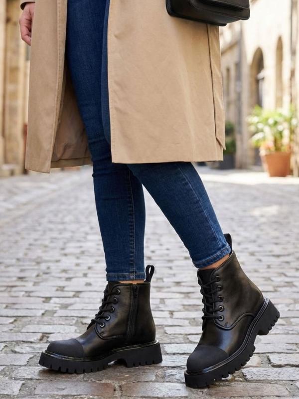 Doğal Deri Siyah Bağcıklı Kadın Botu