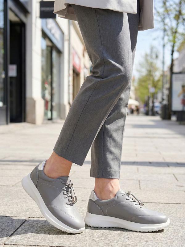 Elastik Bağcıklı ve Metal Detaylı Konfor Kadın Ayakkabısı