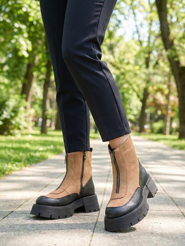 Önden Fermuarlı ve Kalın Tabanlı İki Renkli Hakiki Deri Kadın Bot